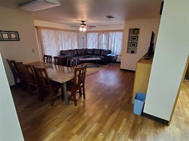 Building Photo - 7 Bed 2.5 Bath House for Rent