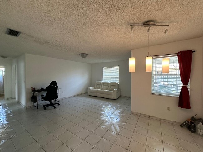 Foto del edificio - 881 SW 66th Ave
