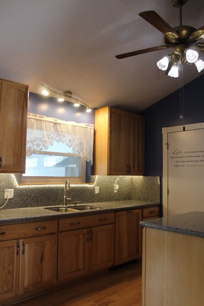 Building Photo - Columbine Hills - 3 BR/2 1/2 BA Home!