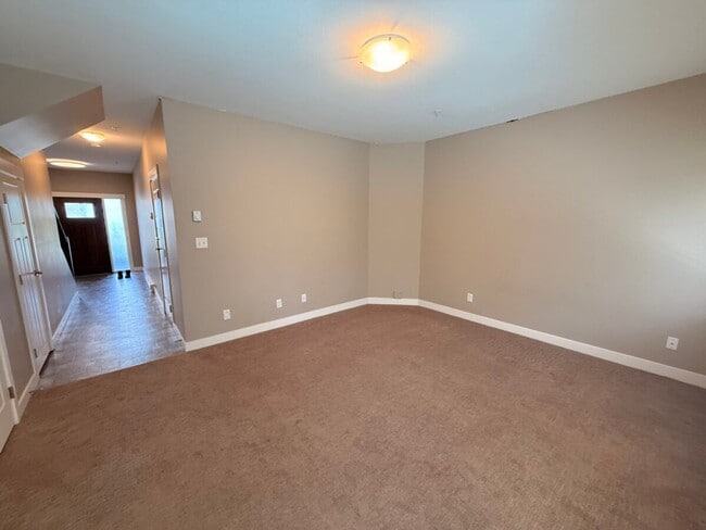 Building Photo - Family Friendly Townhouse