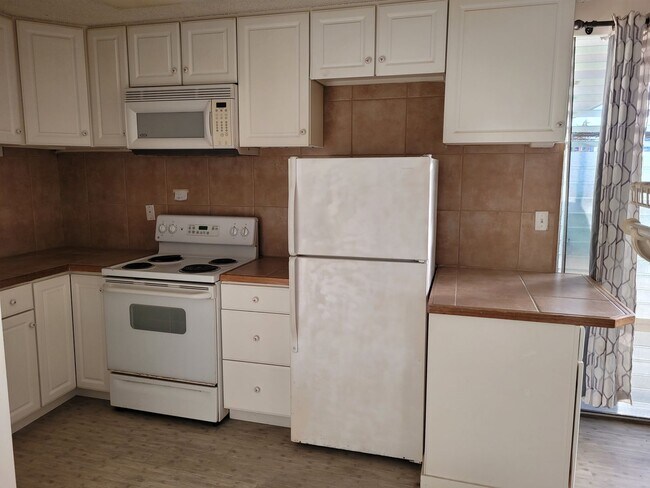 Photo - Great Location! Studio, 1 bath, 1 pkg w/Lanai. 300sqft unit . $1600 House