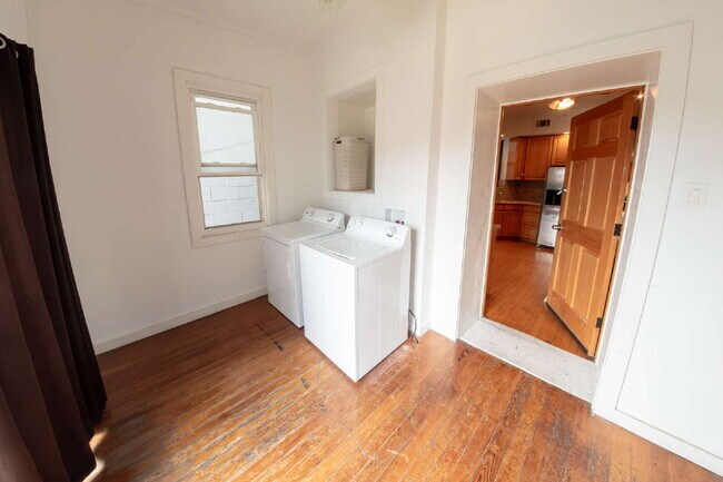 Foto del edificio - 3-Bedroom Apartment in Ukrainian Village / Humboldt Park!