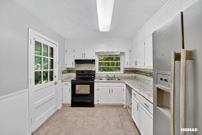 Building Photo - 704 Valleyview Dr