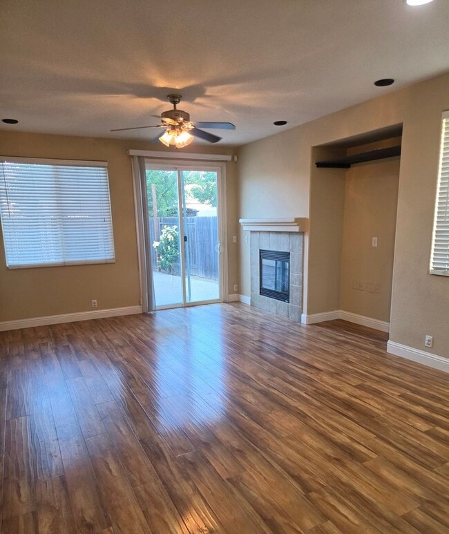Building Photo - **Coming Soon**Comfortable 3 Bed, 2 Bath in Elk Grove
