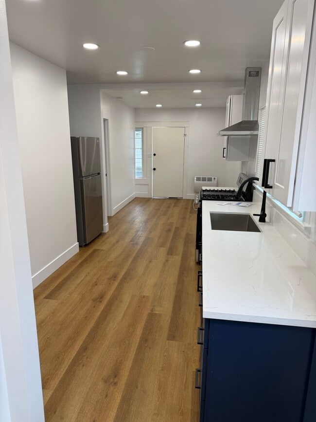 Foto del edificio - Stunning Modern Home- Fully Renovated