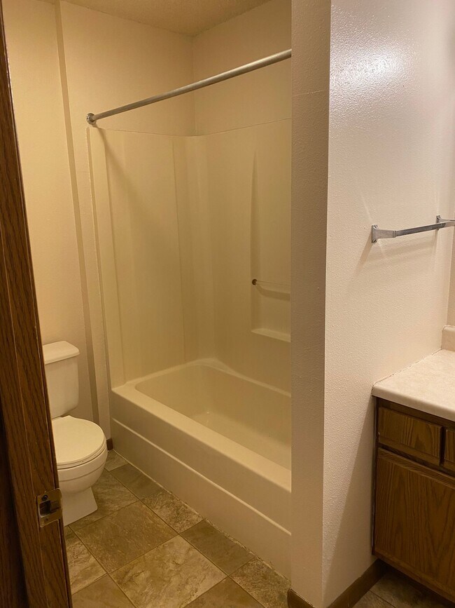 Foto del edificio - 4 Bedroom 2 Bathroom Apartment