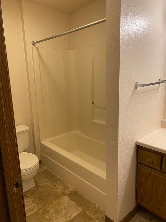 Building Photo - 4 Bedroom 2 Bathroom Apartment