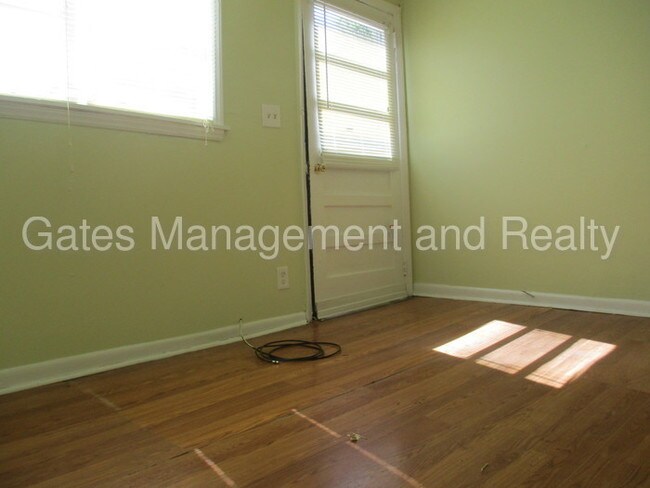 Building Photo - Duplex in Hillsborough