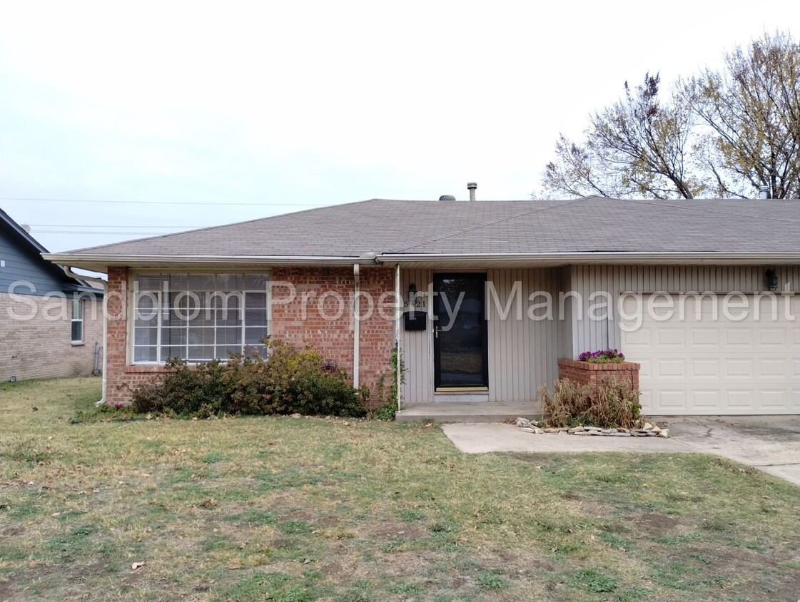 Foto principal - FOR LEASE | Mid-town Tulsa | 2 Bed, 1 Bath...