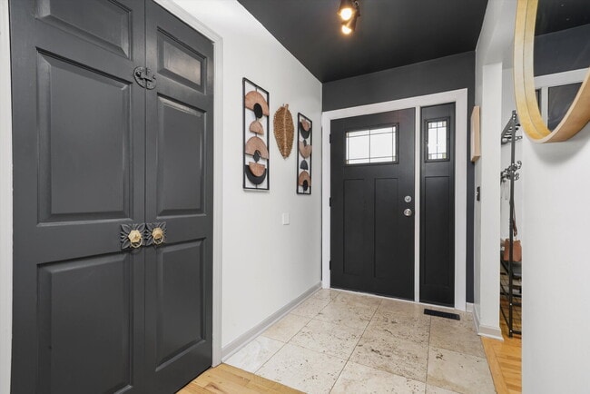 Building Photo - 4-Bed / 2-Bath Nicely Updated Home