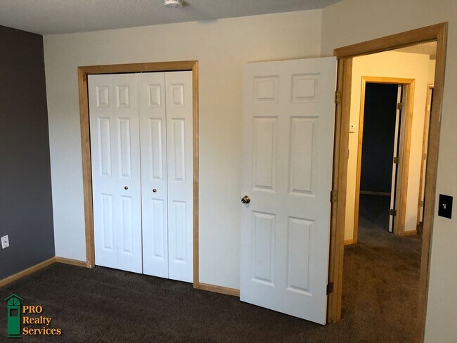 Building Photo - 3 Bedroom Townhouse in Spring Lake Park