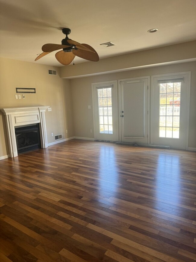 Building Photo - BEAUTIFUL TOWNHOUSE, GREAT LOCATION