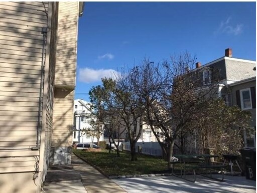 Building Photo - 60 Bonair St