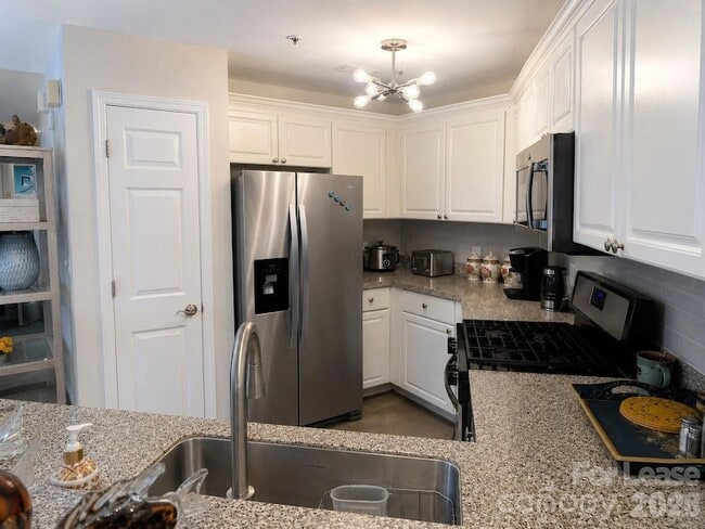 Building Photo - 18015 Kings Point Dr