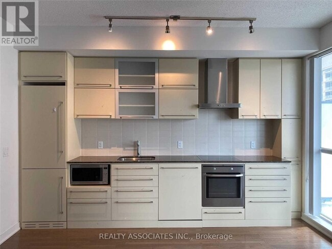 Building Photo - 770 Bay St.