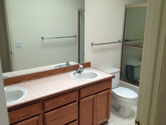 Building Photo - 90's 2 bedroom, 2 bath duplex w/2-car gara...