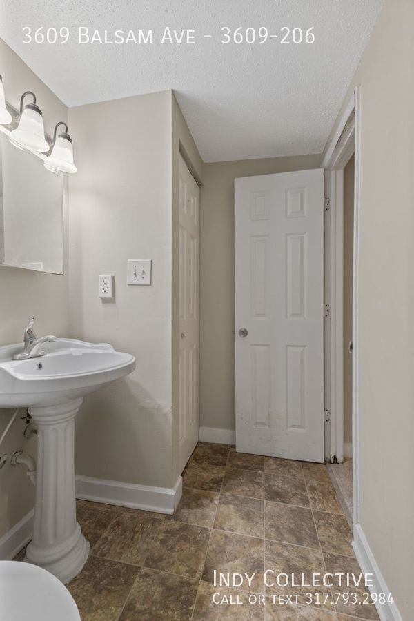 Building Photo - Move In Special: $500 Off First Month!