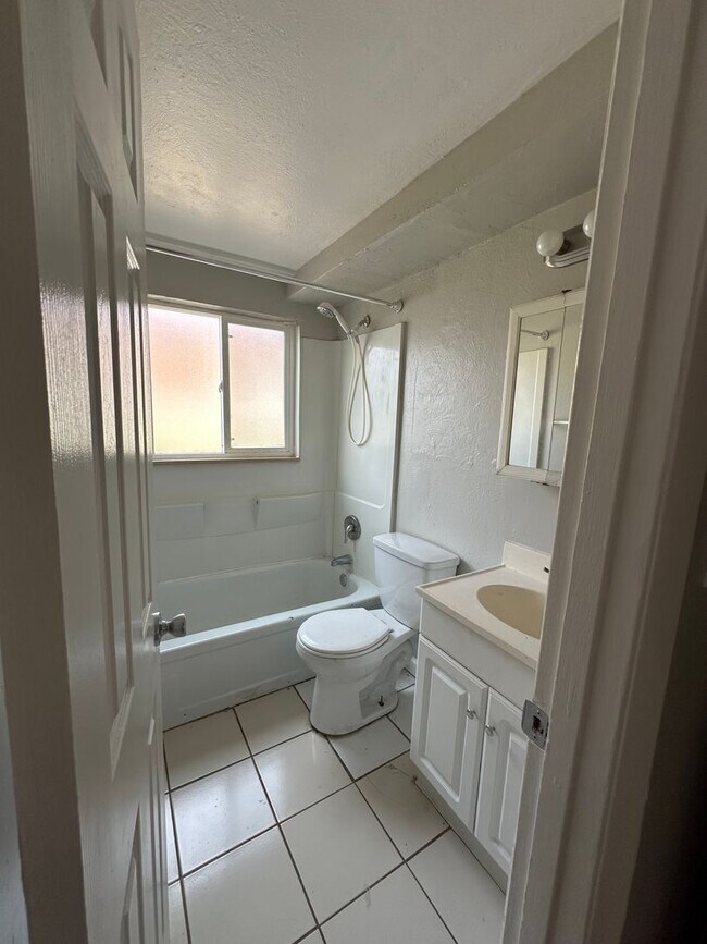 Building Photo - 4315 Lashelle Ave