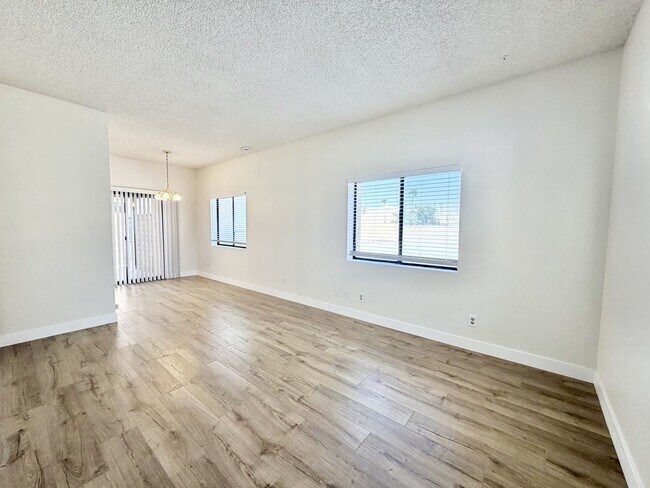 Foto del edificio - AVAILABLE NOW!! 2 Bedroom 2.5 Bathroom Apartment in Cathedral City!