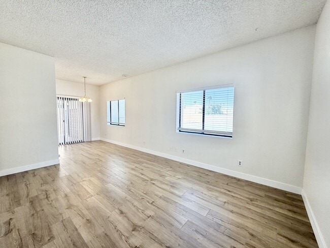 Building Photo - AVAILABLE NOW!! 2 Bedroom 2.5 Bathroom Apartment in Cathedral City!