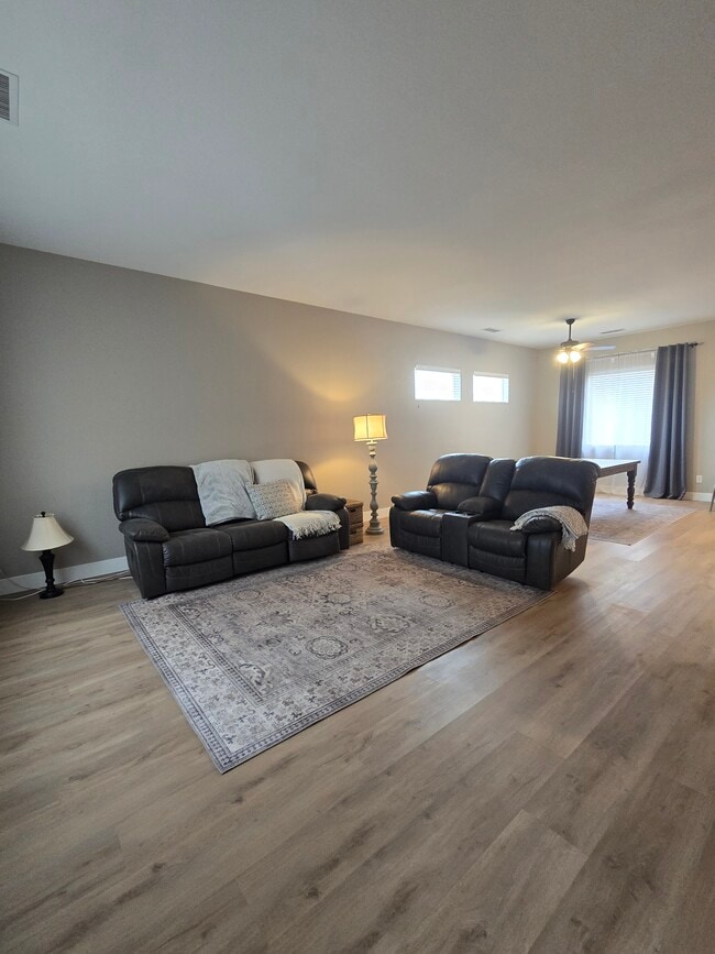 Building Photo - 992 Bella Rosa Dr