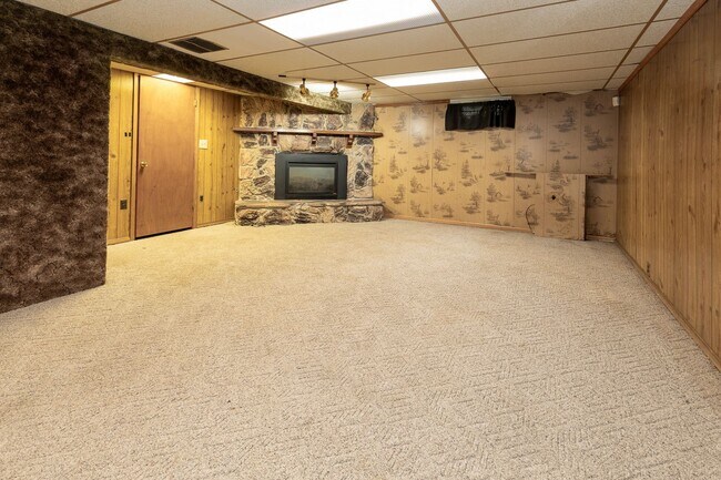 Building Photo - Extremely sharp 3BR house in Bloomington  Central air.  Washer/dryer.