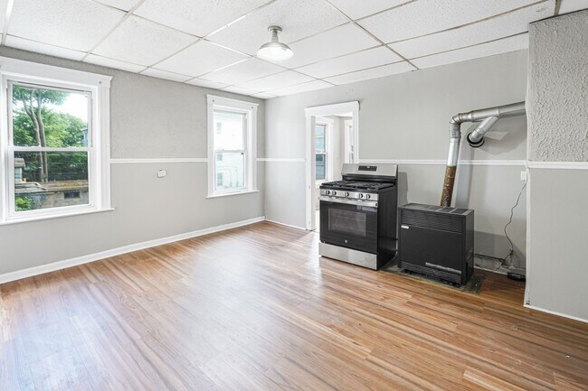 Building Photo - 15 1/2 Mendon Street