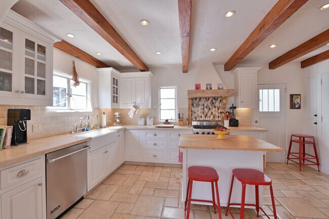 Foto del edificio - 6149 Glen Alder St