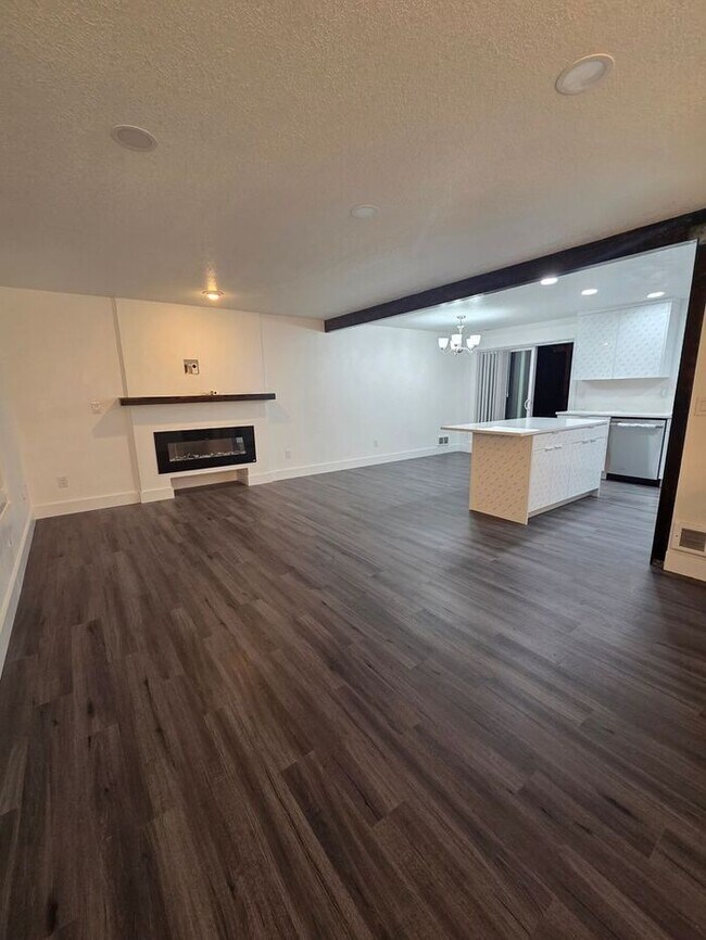 Foto del edificio - Tacoma 5 Bed, 2 Bath Split Level With Large Fenced Back Yard on Dead End Street!