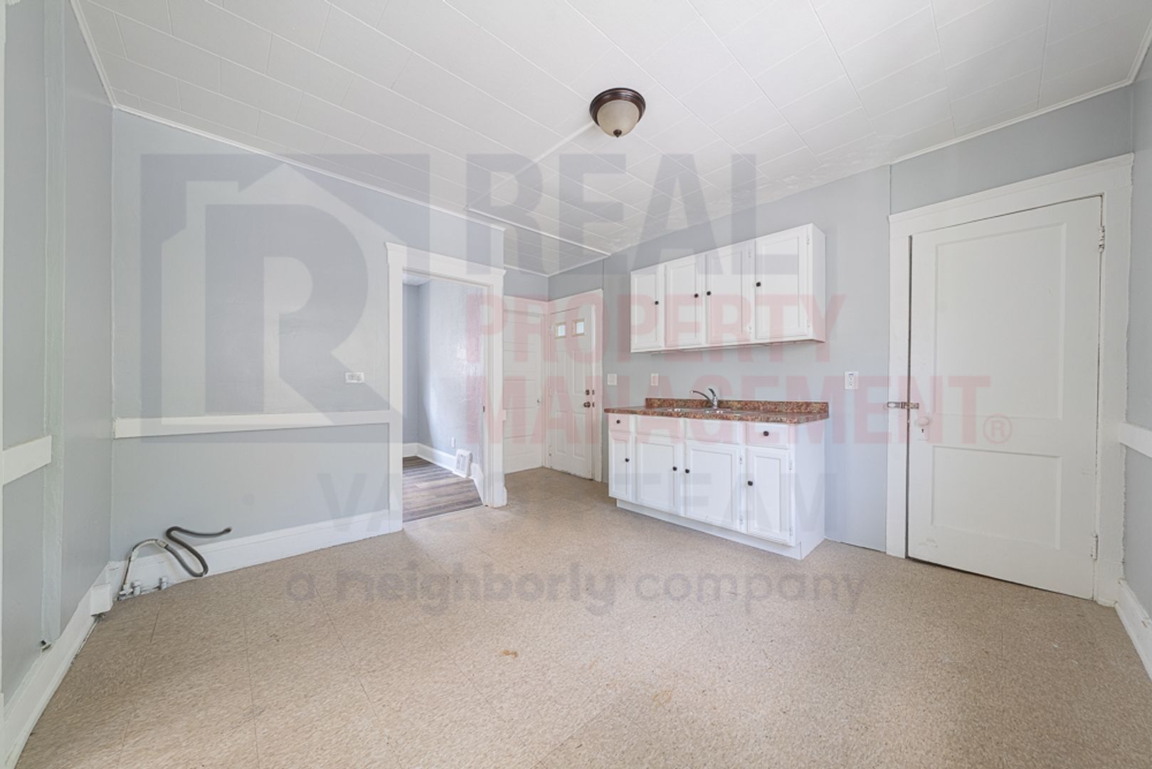 2040 W 103rd St Cleveland, OH 44102 – photo 4