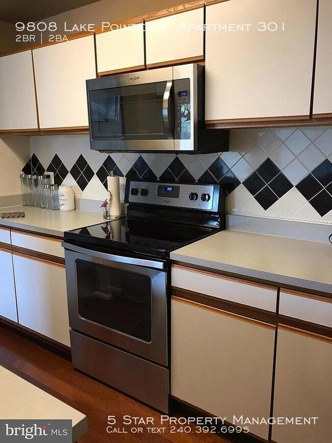 Foto del edificio - 9808 Lake Point Ct