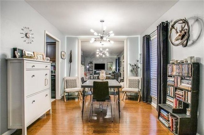 Foto del edificio - 5014 Les Chateaux Dr