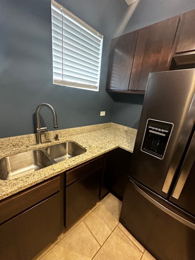 kitchen - 2405 N Neva Ave