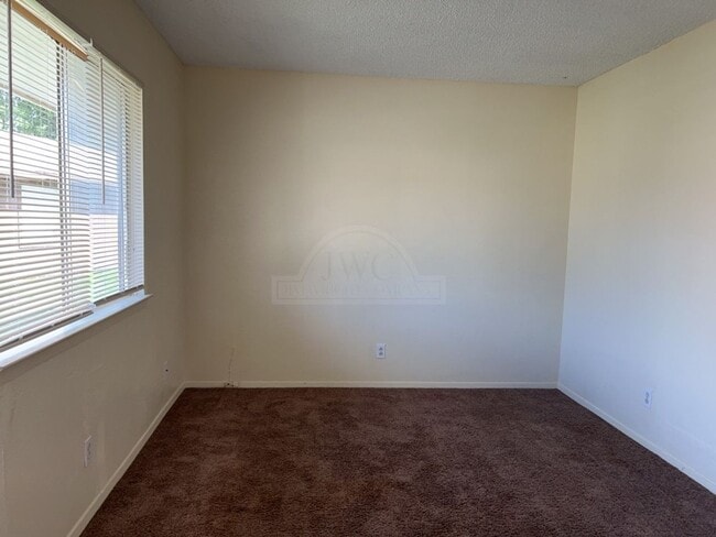 Building Photo - 2207 Cascade Dr