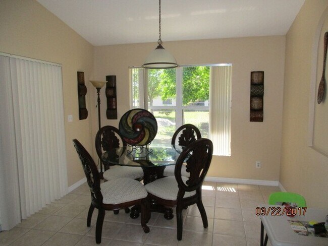 Foto del edificio - Single Family SW area Home with a Fenced Yard