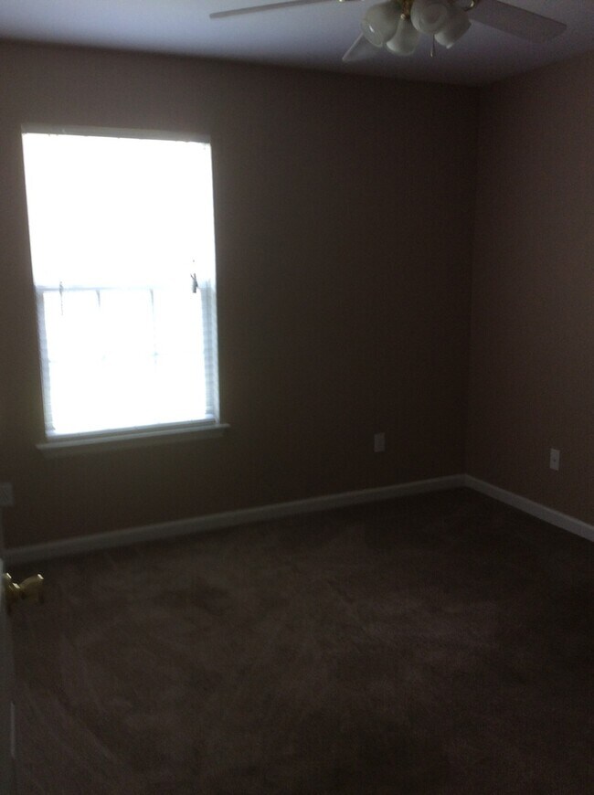 Foto del edificio - 3 Br House for Rent with Carport and Shed