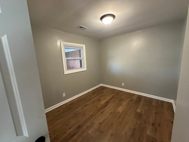 Building Photo - 123 S Sam Davis Ave