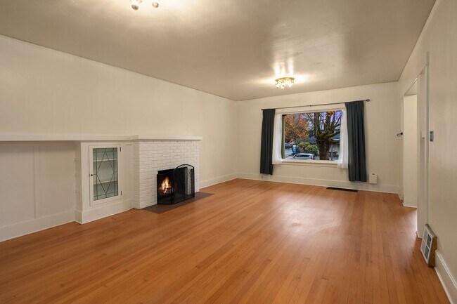 Building Photo - Charming 3 Bedroom In The Heart Of Stadium...