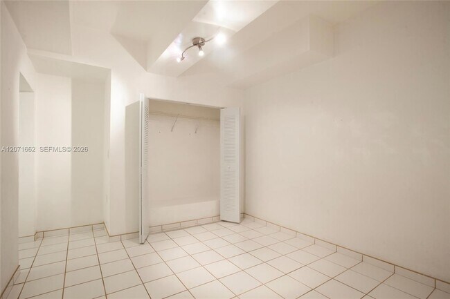 Foto del edificio - 4720 Pine Tree Dr