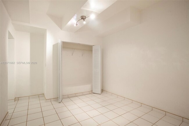 Building Photo - 4720 Pine Tree Dr