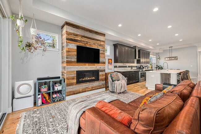 Foto del edificio - Stunning Historic-Style Home with Modern L...