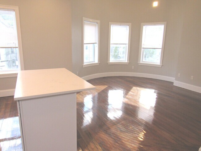 Building Photo - 33 Wigglesworth St