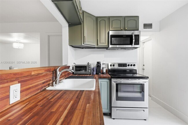 Foto del edificio - 8823 NE 4th Avenue Rd
