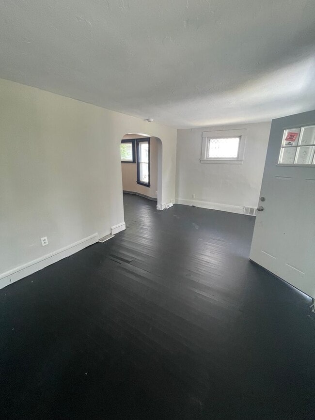 Building Photo - Section 8 Accepted! Spacious Newly Renovat...