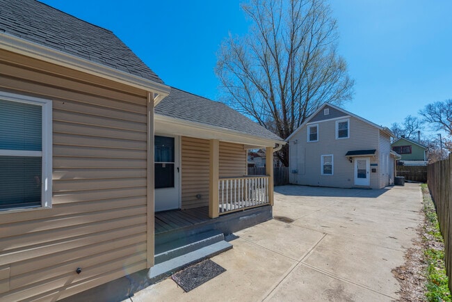 side porch/parking - 3115 Hancock Ave
