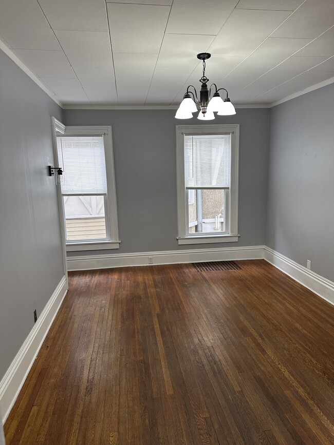 Building Photo - 144 Chapin St