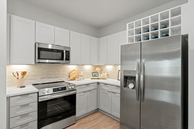 Cocina con encimera de cuarzo y electrodomésticos de acero inoxidable. - Botanic Miramar Beach