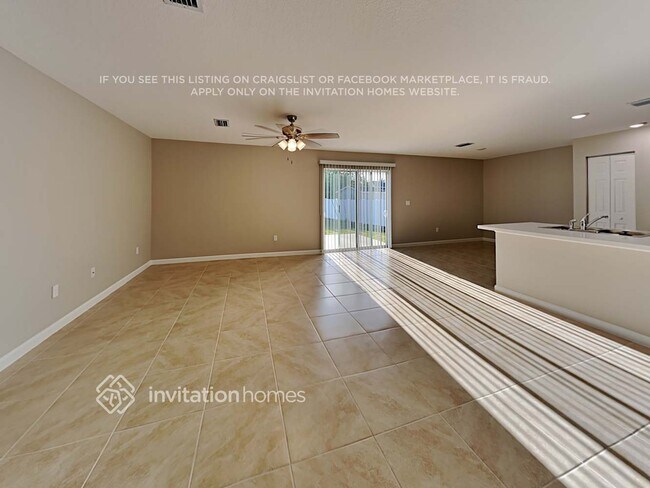 Foto del edificio - 560 SW Nagle Pl