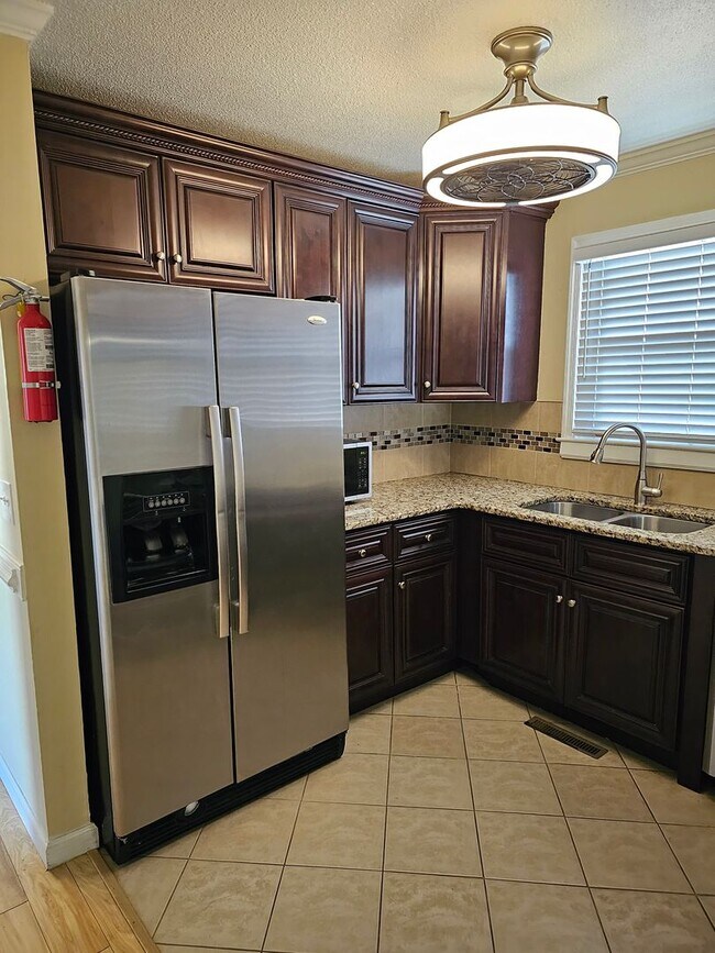 Foto del edificio - 4 Bedroom 2 bath home,