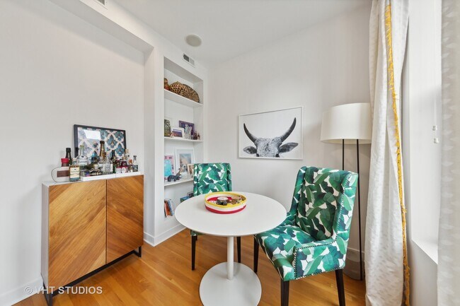 Foto del edificio - 1702 N Damen Ave
